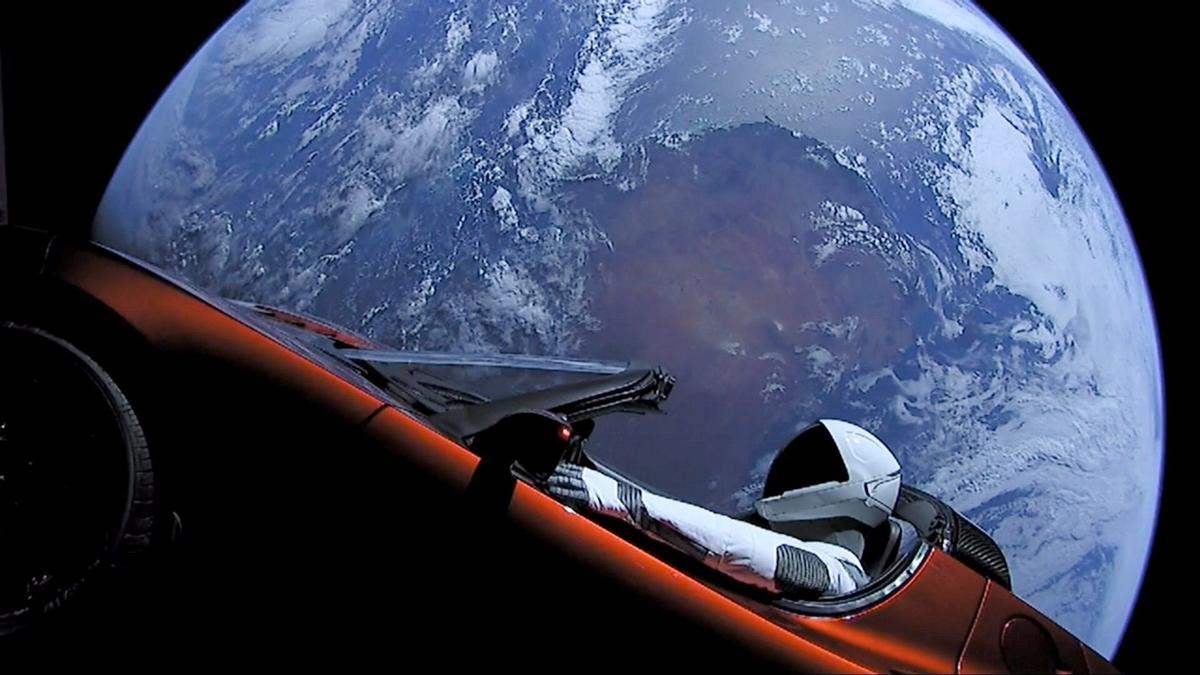 Imagen cedida por la empresa estadounidense Space X del automovil de Tesla en el espacio.