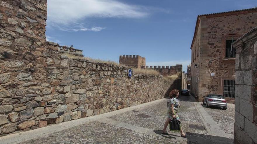 El ayuntamiento quiere garantizarse la propiedad de la muralla para su reforma