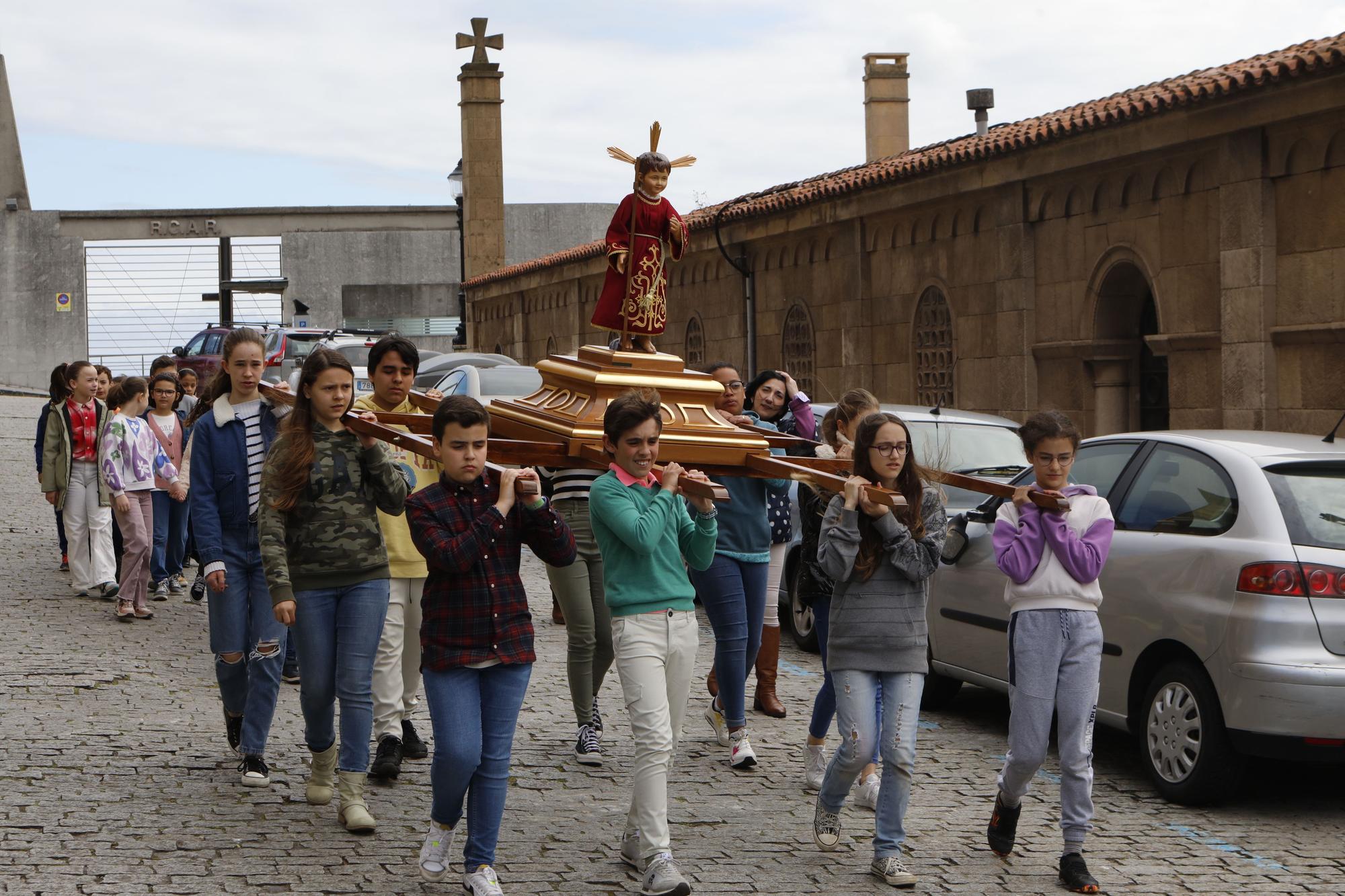 En imágenes: preparativos del Domingo de Ramos con la cofradía del Niño de los Remedios