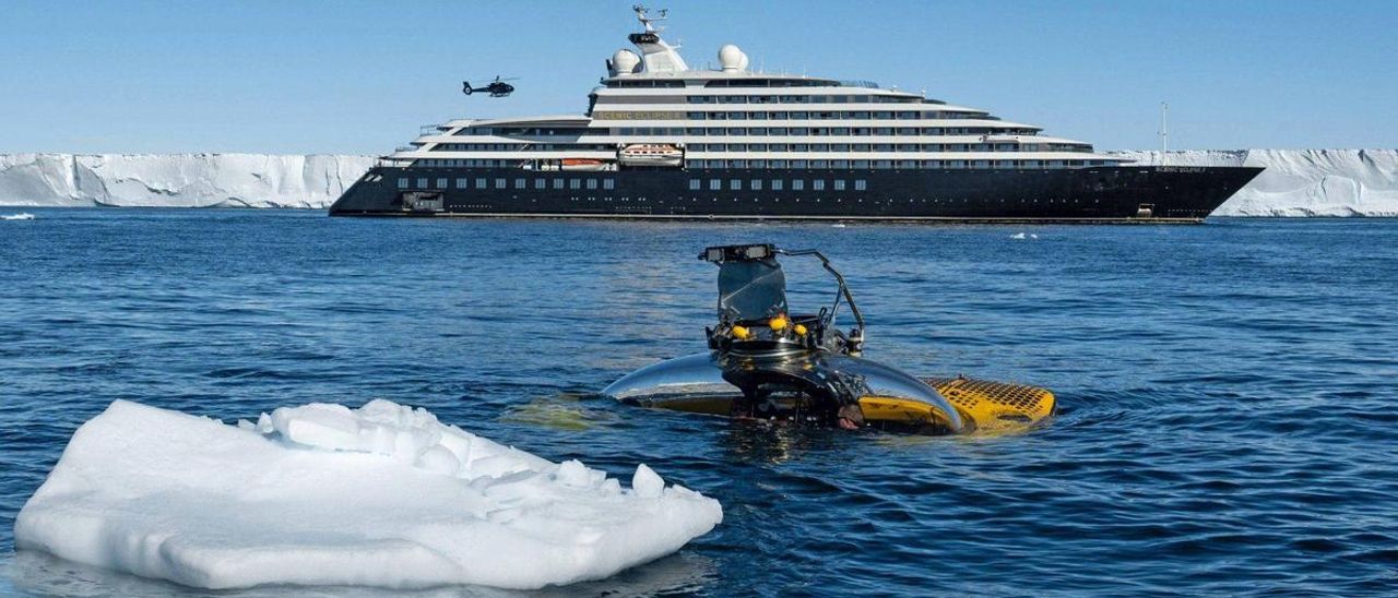El "Scenic Eclipse", en una imagen promocional durante una travesía por la barrera de hielo de Ross, en la Antártida.