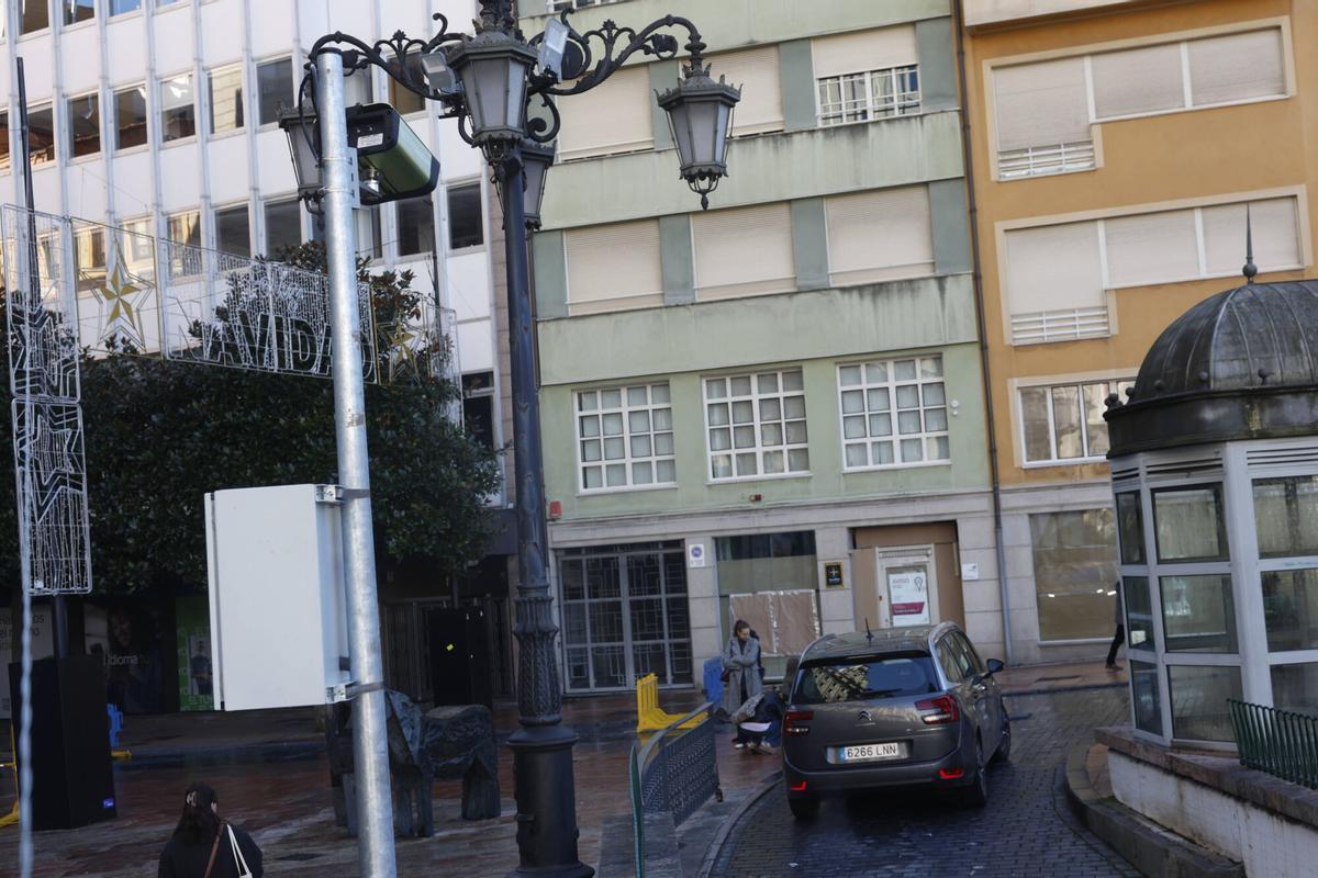 Un coche sale del parking de La Escandalera.