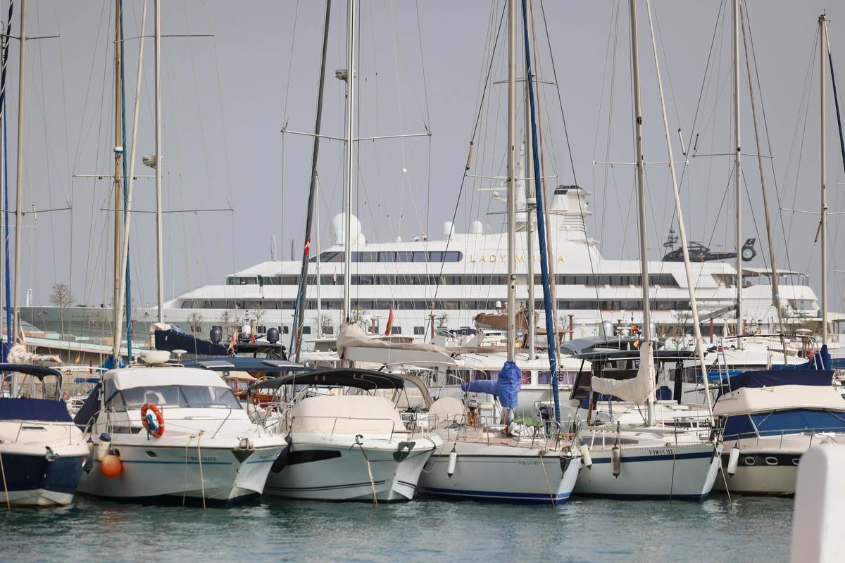 El megayate 'Lady Moura' estrena la temporada en la nueva marina del puerto de Ibiza