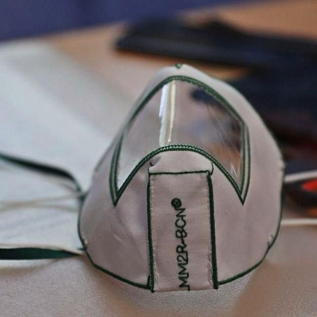 Mascarilla transparente.