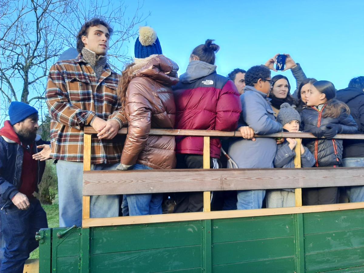 Los Aguilandeiros de San Xuan de Villapañada recorren los pueblos de Grado entre ceniza y bailes