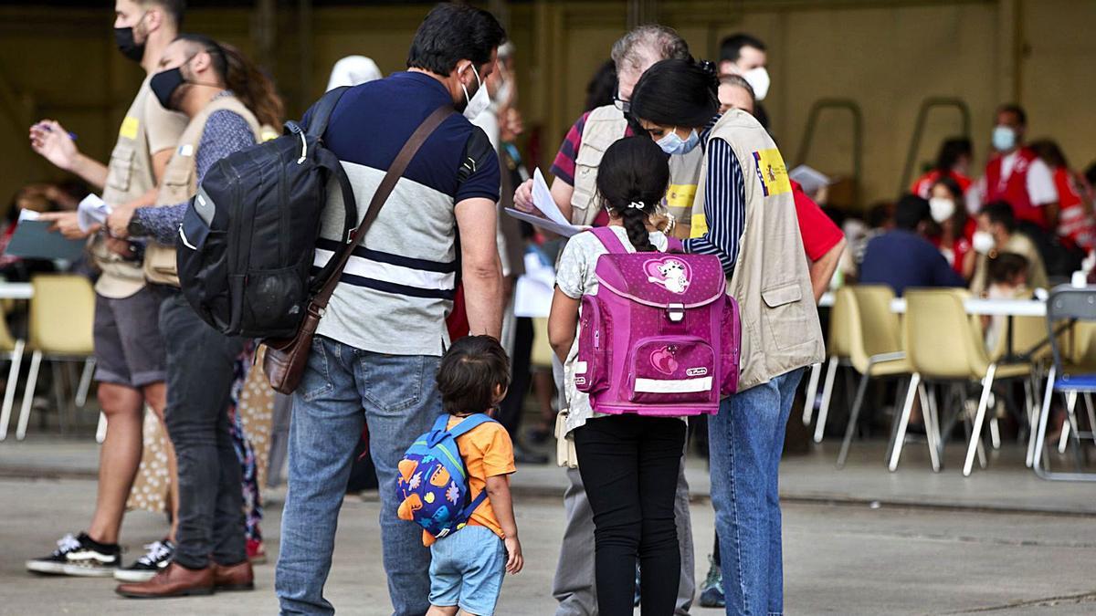 Un grupo de refugiados, a su llegada al centro de Torrejón de Ardoz. |