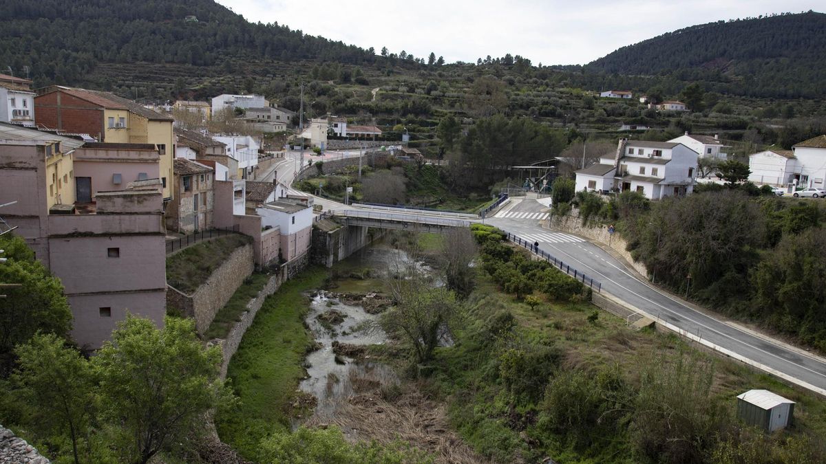 Vista del núcleo urbano y el cauce del río a su paso por Bicorp