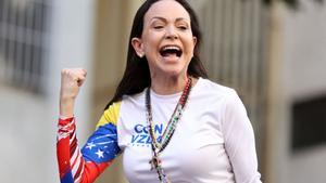 La líder opositora Maria Corina Machado, con un rosario y camiseta con los colores de la bandera venezolana. 