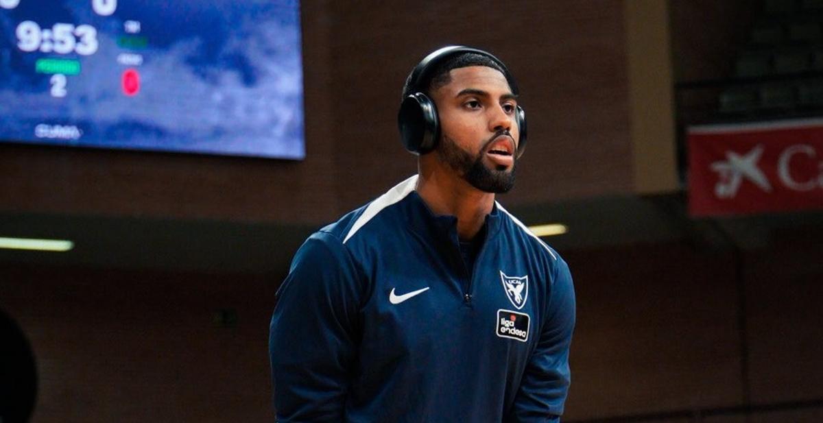 David DeJulius, del UCAM Murcia, durante el calentamiento ante el Manresa.