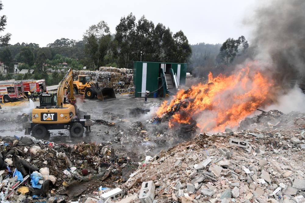 El fuego se origina tras una descarga de un camión en la zona de acopio.