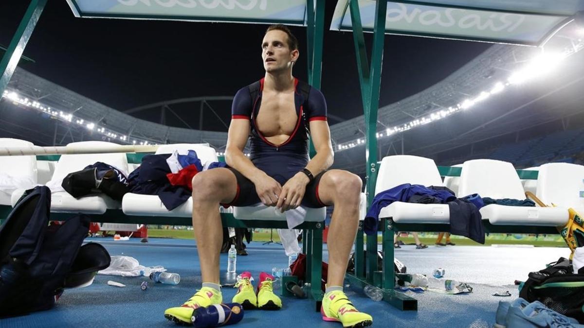 Lavillenie intenta digerir la derrota en el Estadio Olímpico de Río.