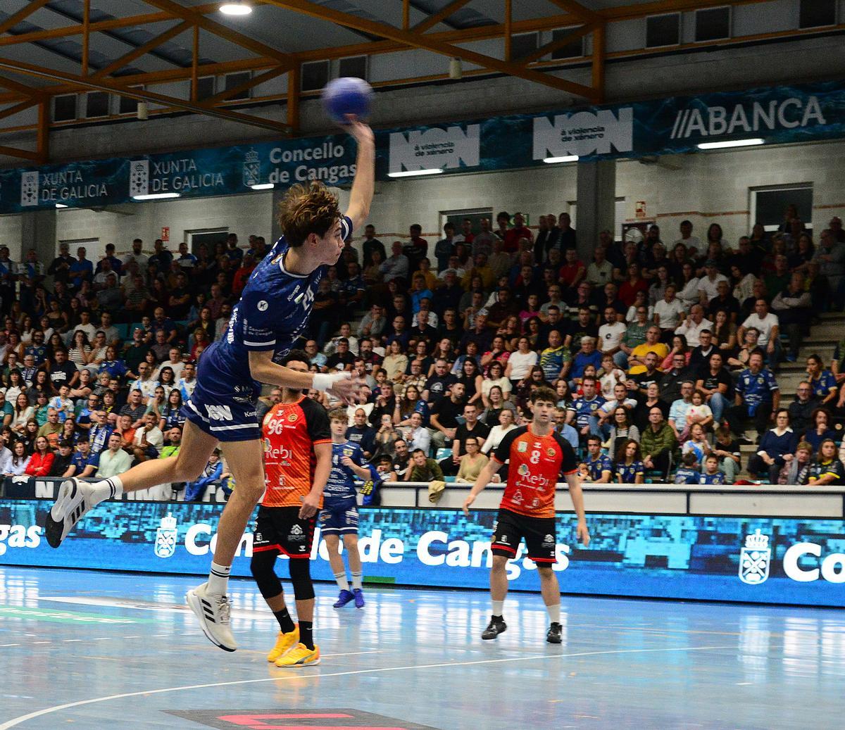 Azurmendi ejecuta un lanzamiento en el duelo entre Frigoríficos y Cuenca.