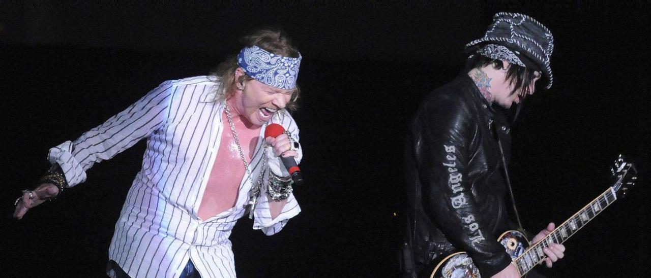 Axl Rose (iz.) y el guitarrista DJ Ashba, en un concierto de Guns N’ Roses.