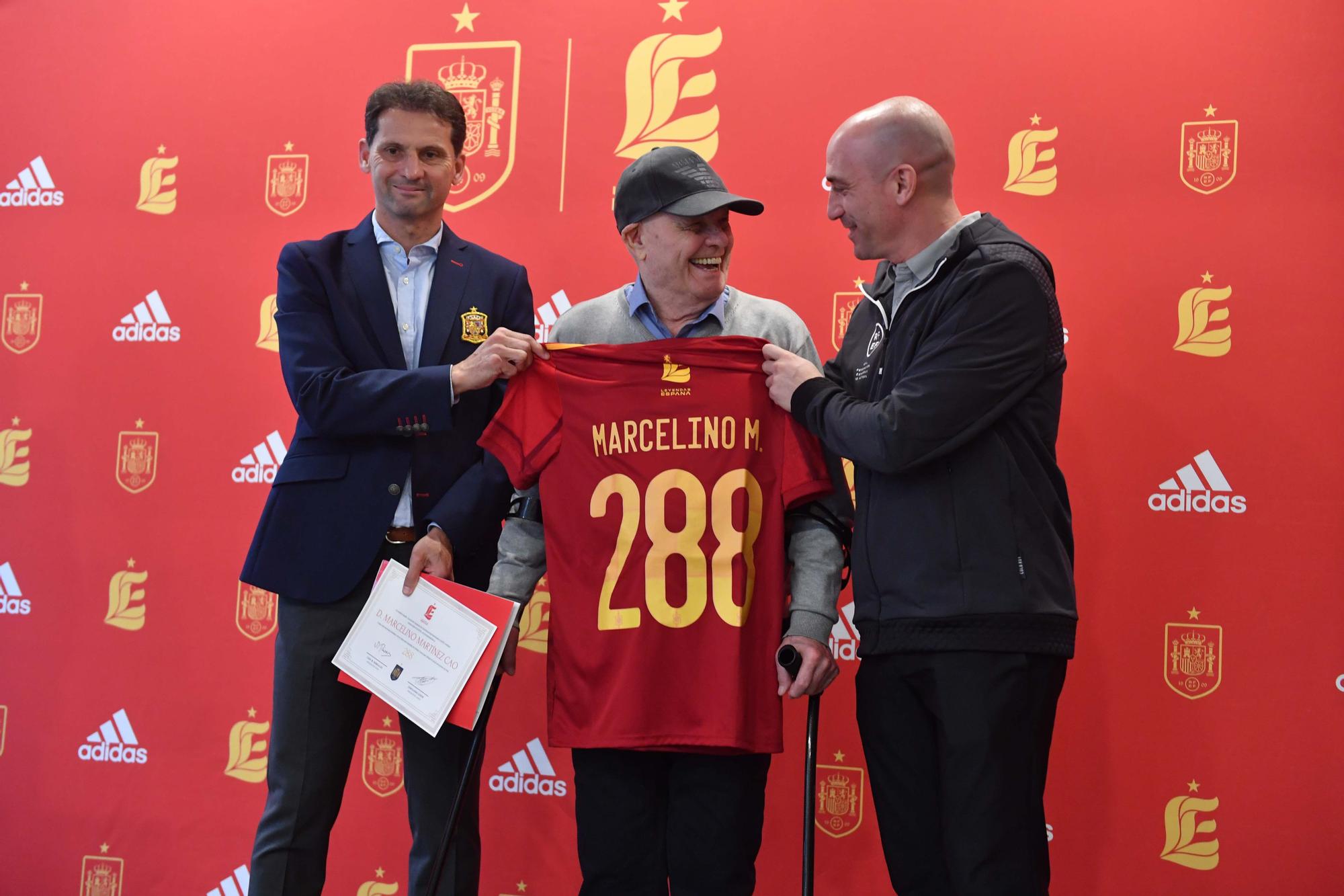 Reencuentro en A Coruña entre antiguos y actuales jugadores de la selección española de fútbol