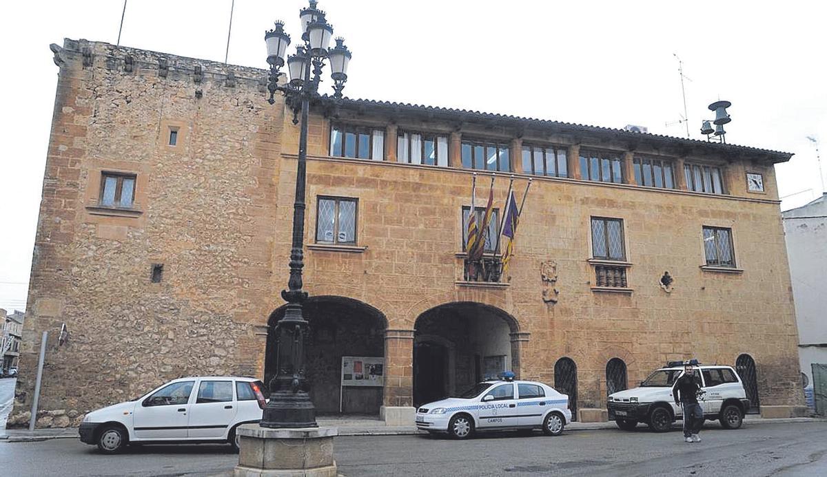 Fachada principal del Ayuntamiento de Campos, bajo la picota de la Oficina Anticorrupción.