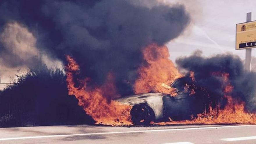 El incendio de un turismo obliga a cortar un carril en la Ronda Sur