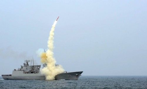 Un destructor de la armada surcoreana lanza un misil crucero durante un simulacro en una localización no revelada