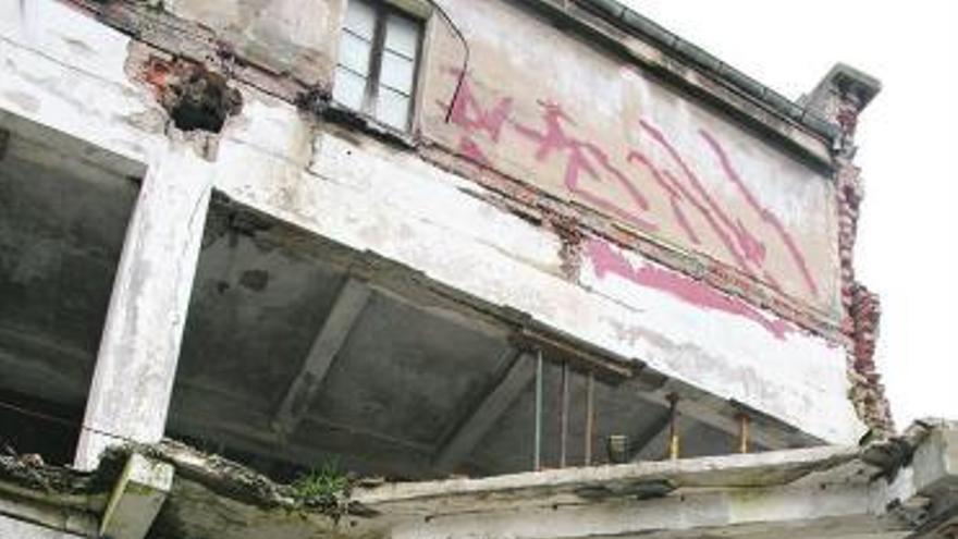 El inmueble derruido. Sobre el coche, los planos del museo.