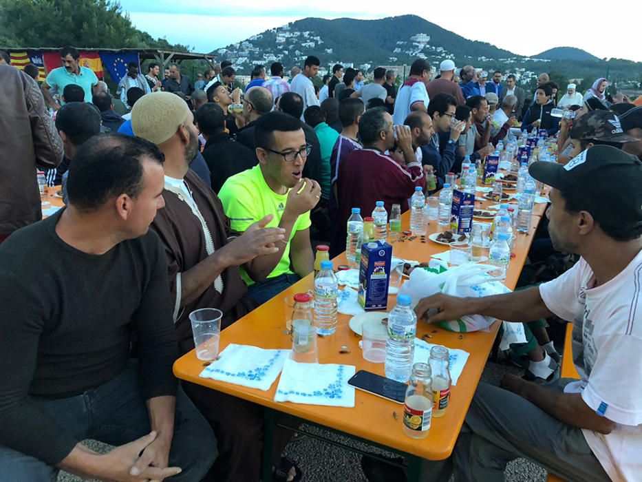 Cerca de trescientas personas participan en un encuentro para dar a conocer la comunidad musulmana de Santa Eulària.