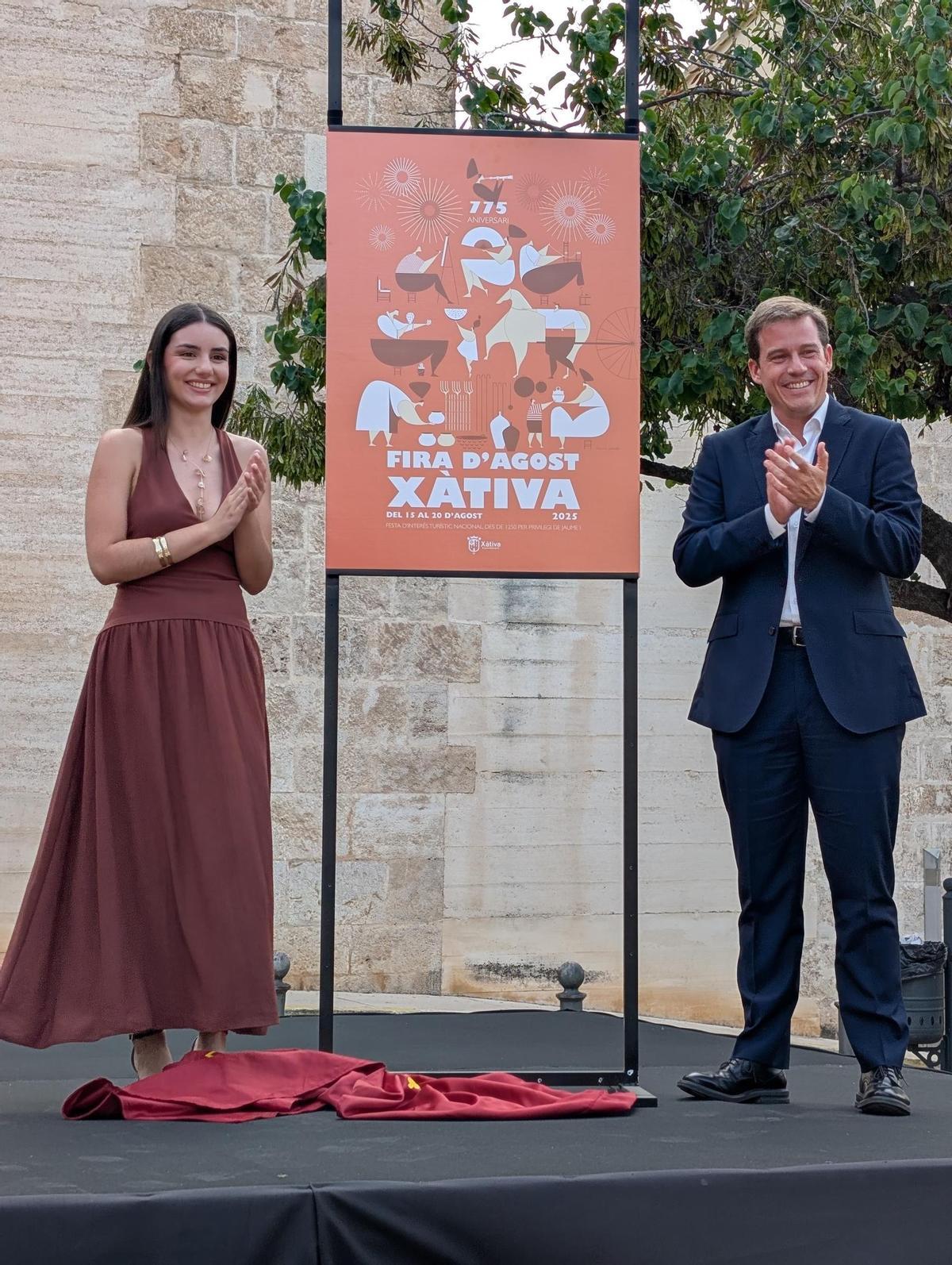La Reina de la Fira, Irene Díez, y el alcalde Roger Cerdà, junto al cartel.