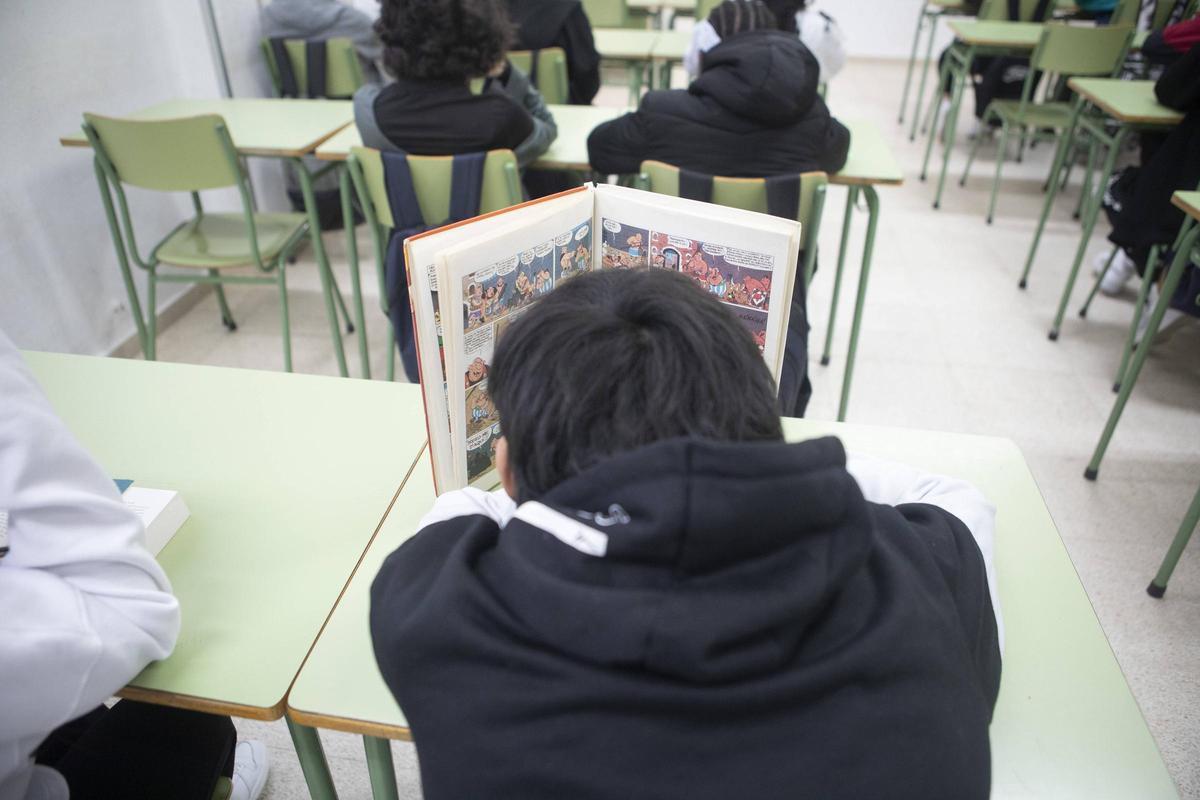 En el IES Son Cladera los alumnos empiezan la jornada leyendo media hora