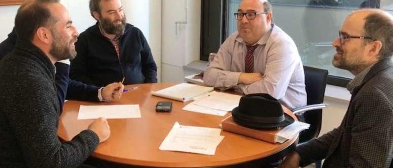 La reunión entre Pérez Ares y responsables del Concello.