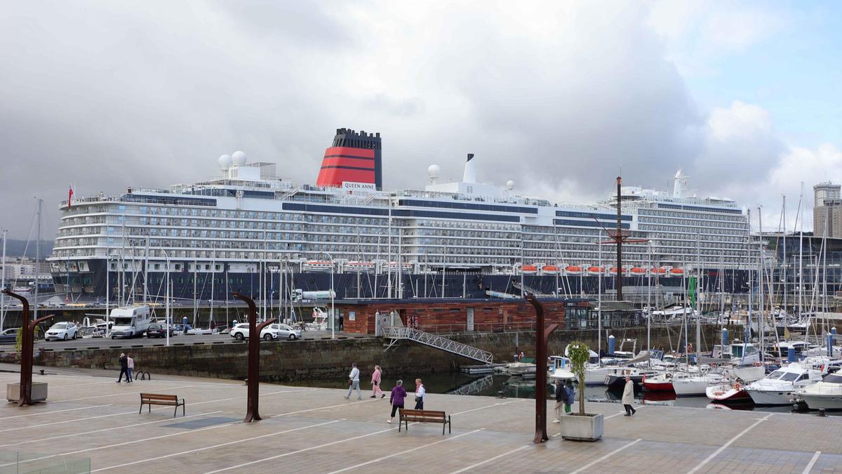 El trasatlántico 'Queen Anne' recala en A Coruña en su travesía inaugural