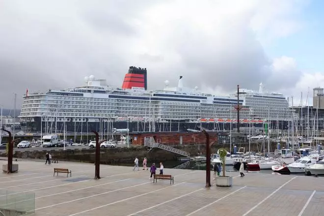El trasatlántico 'Queen Anne' recala en A Coruña en su travesía inaugural