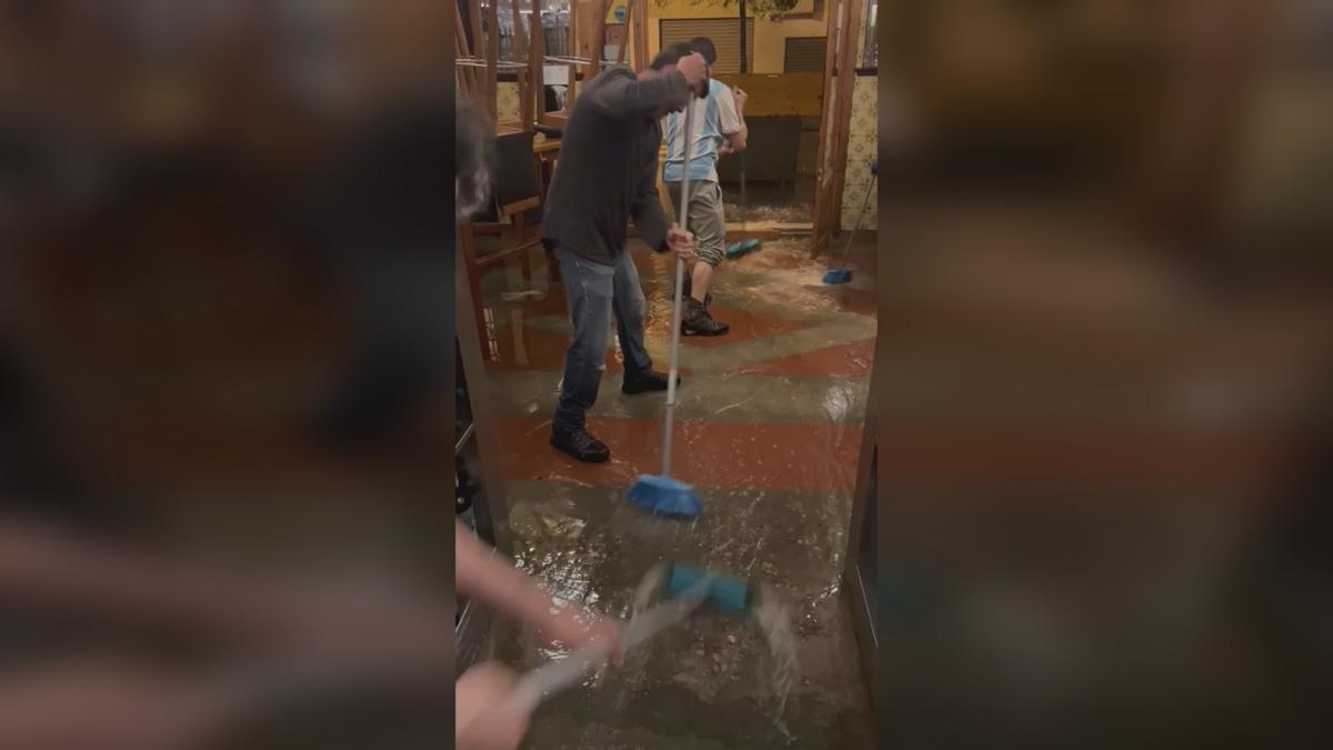 El restaurante Casa Montaña se inunda tras las fuertes precipitaciones de ayer