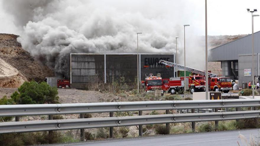 El fuego provocó una densa columna de humo.