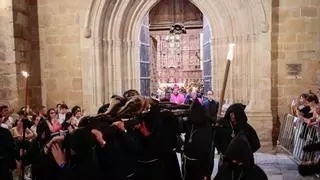 El Cristo Negro recupera símbolos del pasado en una noche extraordinaria en Cáceres
