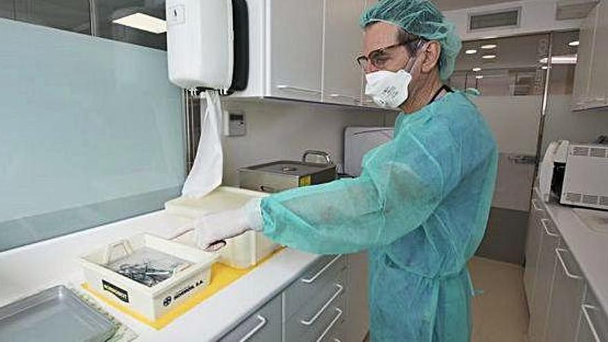 Xavier Sitges, a la seva clínica dental, netejant l&#039;instrumental després d&#039;atendre una visita d&#039;urgència