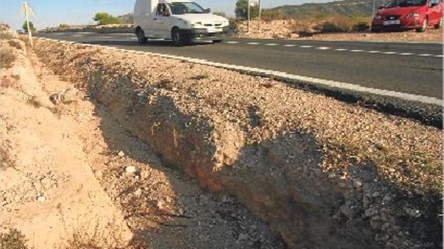 Una zanja de más de medio metro de profundidad recorre pegada a la carretera, sin protección ni señalización alguna, los ocho kilómetros de la CV-830 de Sax a Salinas.