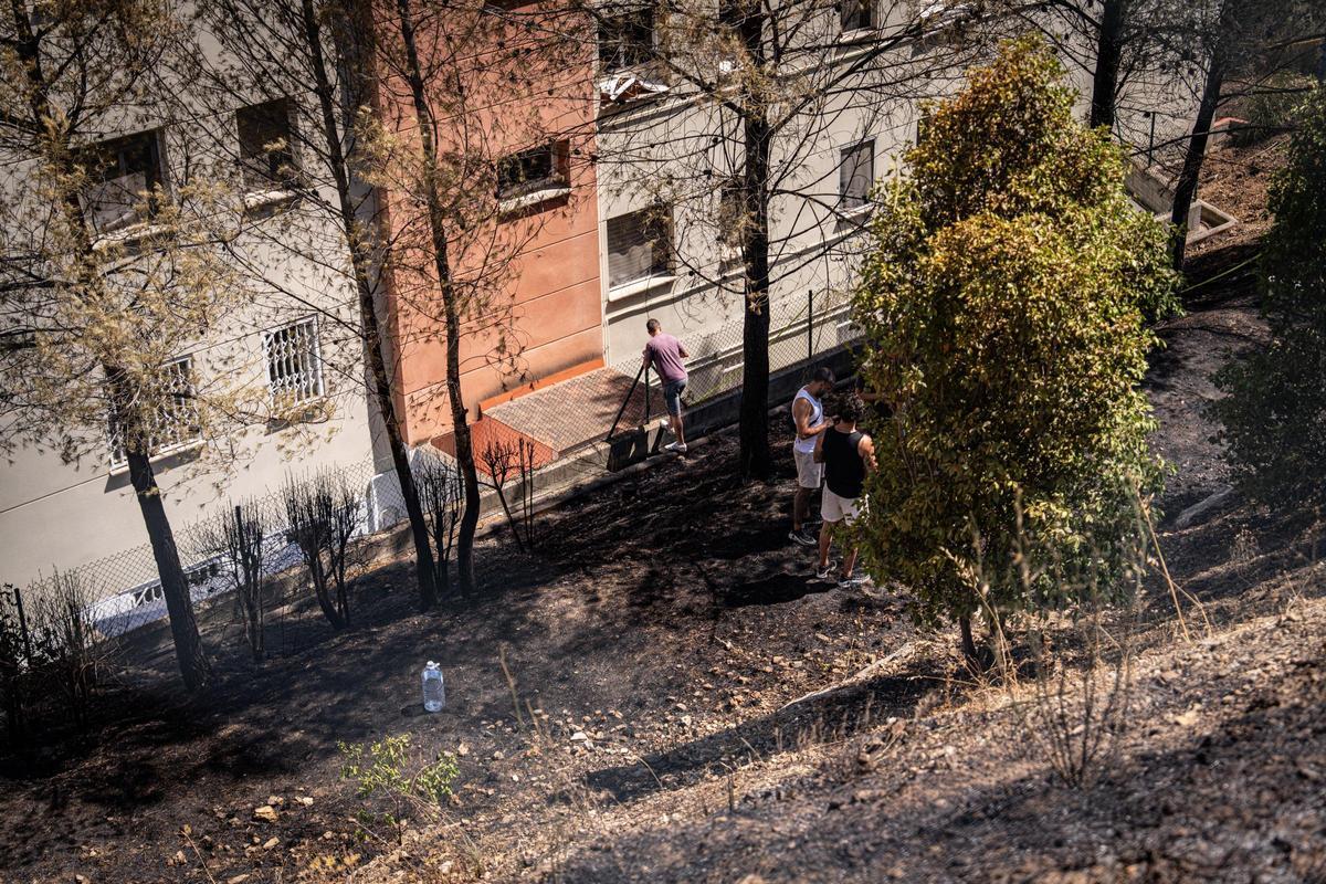 Los Bombers confían en perimetrar pronto el incendio forestal en Gavà que ha obligado a confinar a 6.000 personas