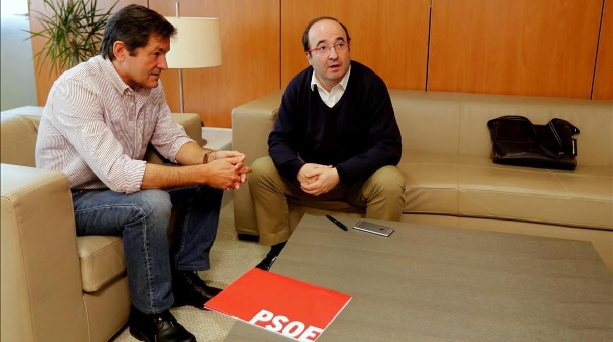 Javier Fernández y Miquel Iceta, durante la reunión que mantuvieron en Madrid el pasado lunes.