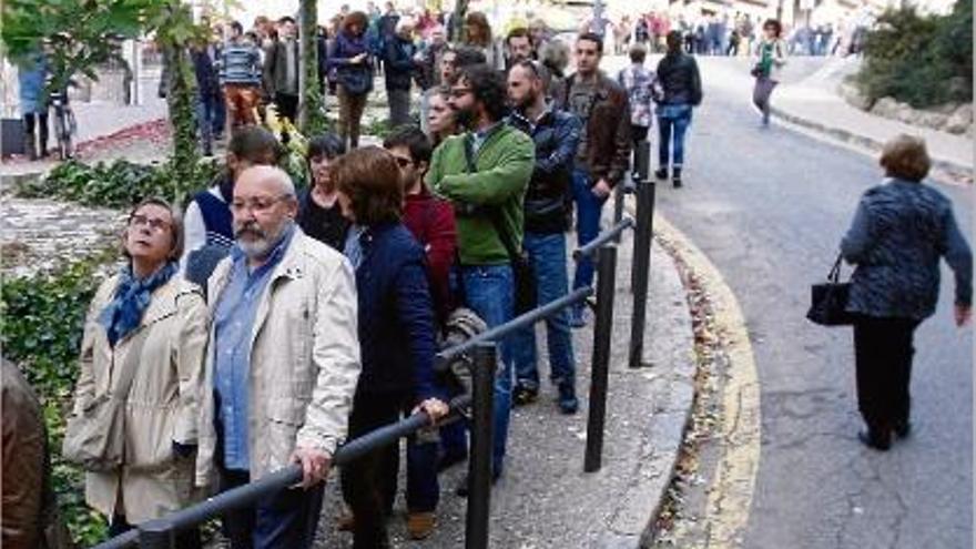 Una de les cues que es va registrar diumenge a un dels locals de votació de Girona.