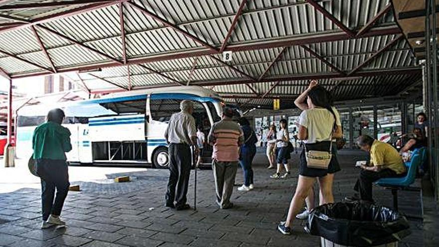 Varias personas en la estación de autobuses, a punto de coger un coche a Valladolid.