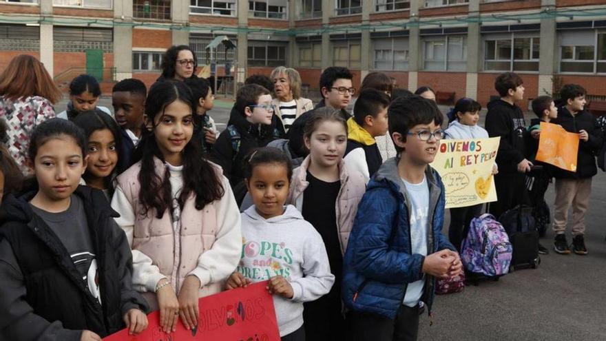 Un grupo de alumnos en la fiesta por la vuelta al colegio Rey Pelayo. | ÁNGEL GONZÁLEZ
