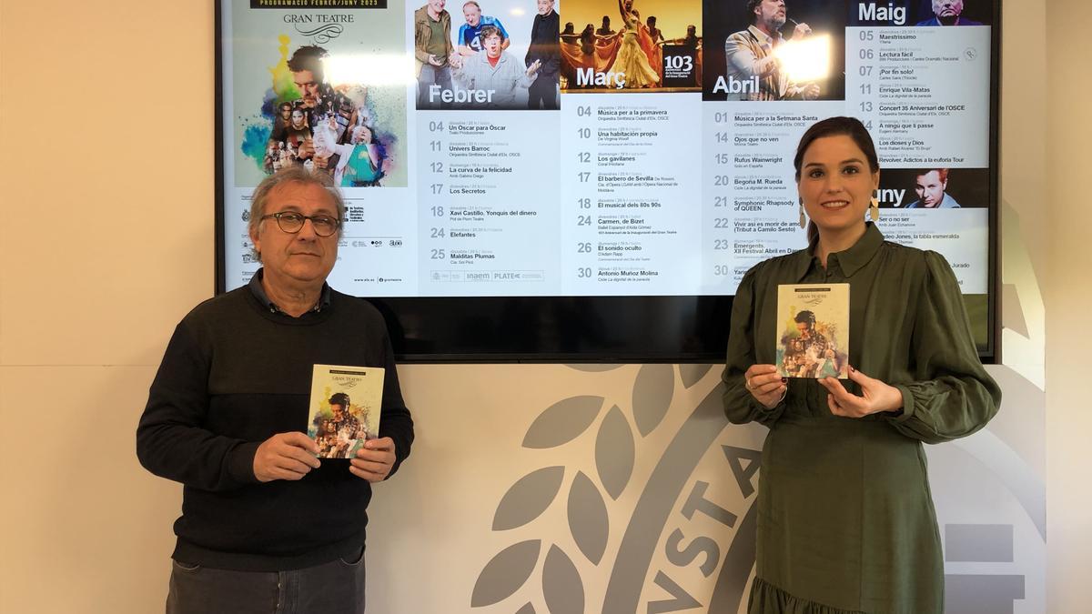 El programador, Julián Sáez, y la edil de Cultura, Marga Antón, en la presentación de la nueva programación