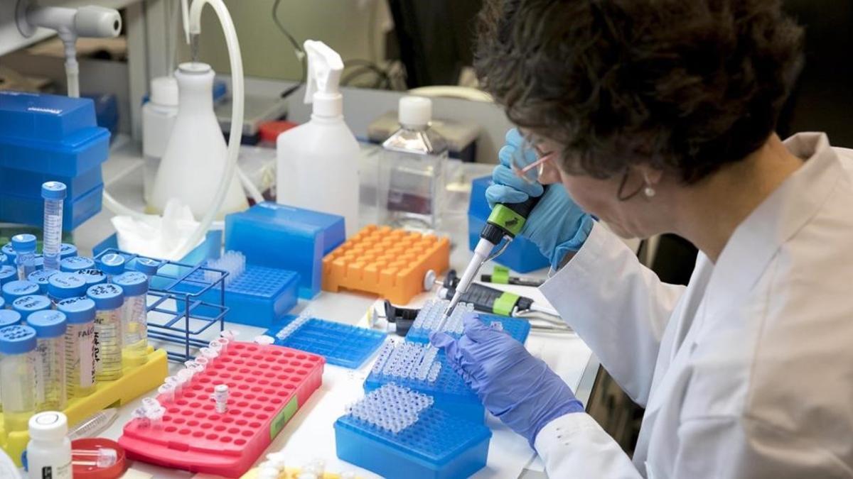 Una investigadora en el Parc Científic de Barcelona.