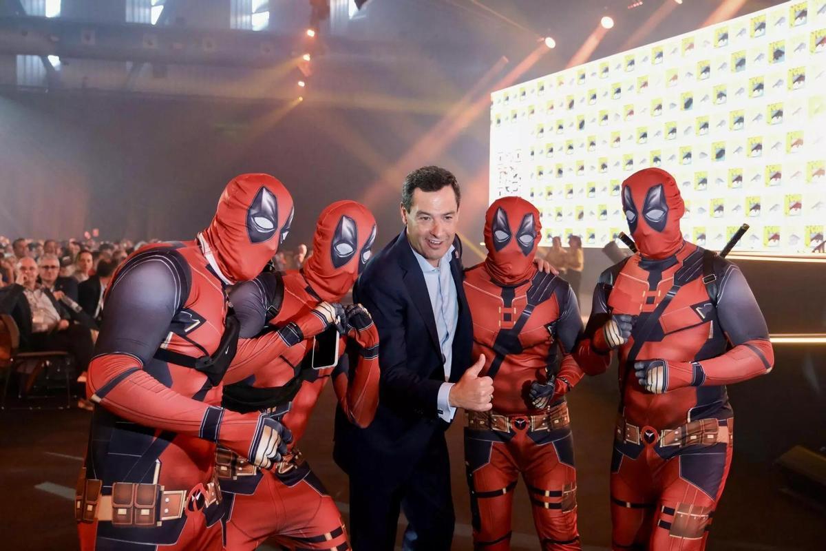 Juanma Moreno Bonilla posa con varios Deep Pool en la Comic-Con.