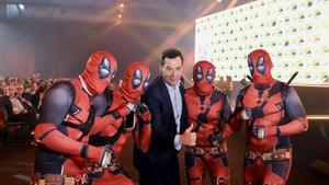 Juanma Moreno Bonilla posa con varios Deep Pool en la Comic-Con.