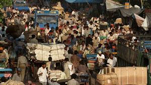 Cientos de personas, en una carretera cercana a Nueva Deli, en una imagen de archivo. 