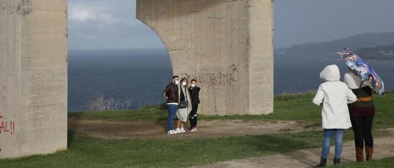 Turistas realizándose una foto bajo el Elogio del Horizonte el pasado mes de octubre. | Ángel González