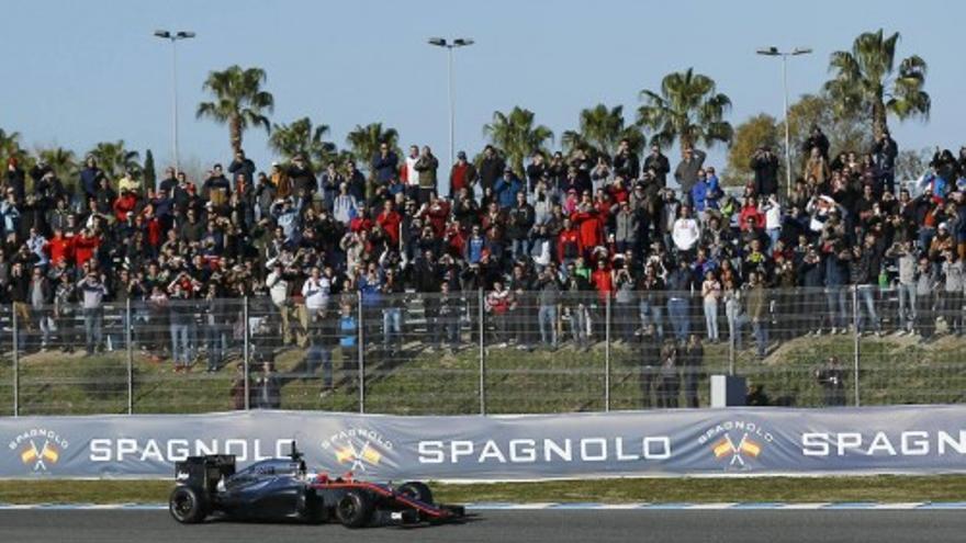 Alonso estrena su McLaren en Jerez, con Lara Álvarez de espectadora