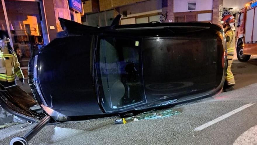 Vuelca su coche de madrugada en Gijón y huye a la carrera