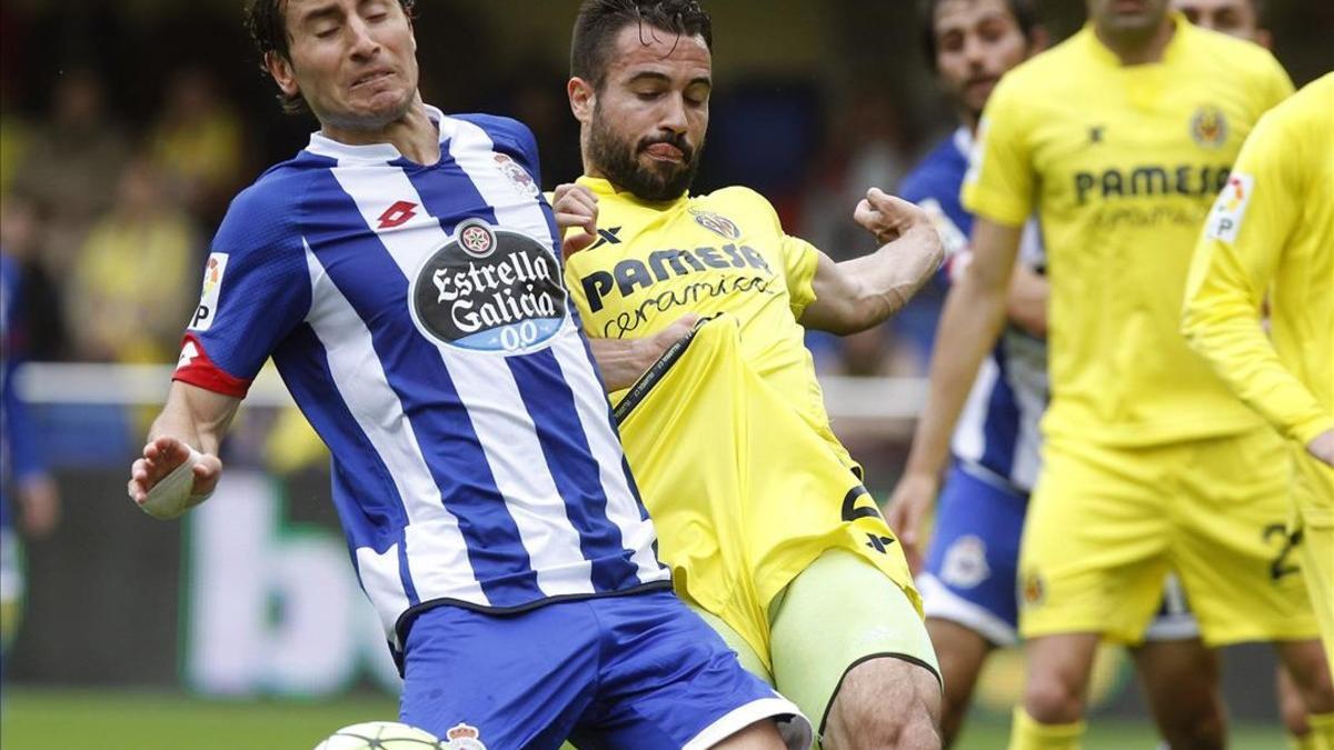 Mosquera, del Deportivo, disputa un balón con Gaspar, en el encuentro del domingo en Vila-Real