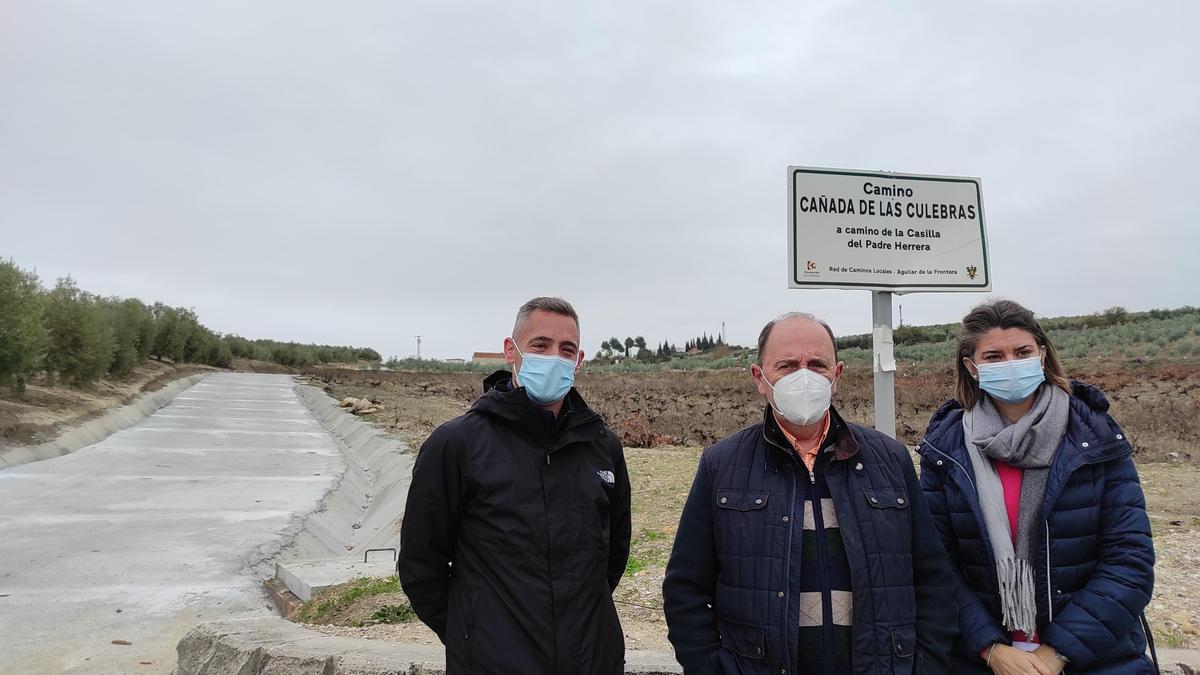 Las autoridades durante la visita al camino de Las Culebras de Aguilar.