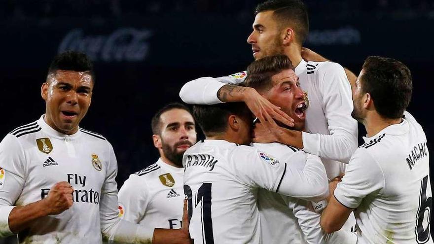 Dani Ceballos es felicitado por sus compañeros tras anotar el gol que dio la victoria al Real Madrid anoche en el Benito Villamarín. // Reuters