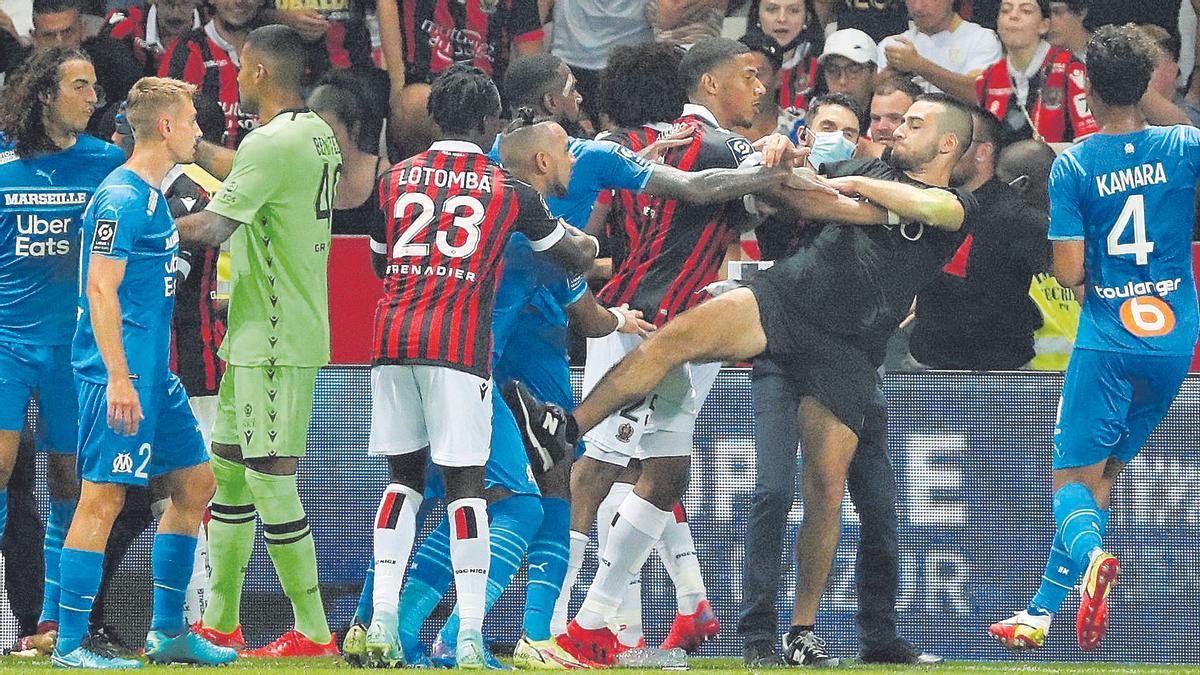 Aficionados enfrentándose a los jugadores durante el duelo entre el Niza y el Marsella