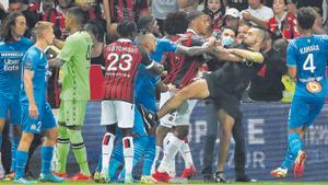 Aficionados enfrentándose a los jugadores durante el duelo entre el Niza y el Marsella.